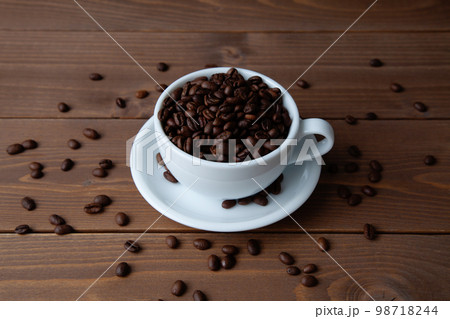 カップに入れたコーヒー豆 モカ テーブル カップに入れたコーヒー豆 モカ テーブル 98718244