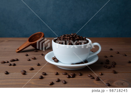 カップに入れたコーヒー豆 モカ テーブル 98718245