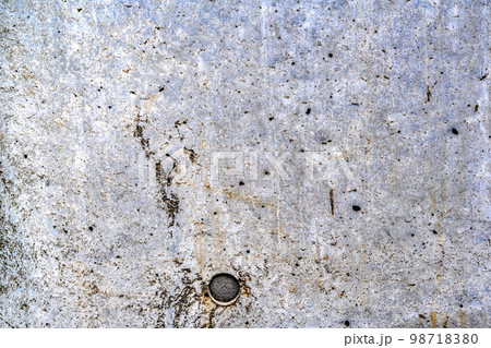 グランジ背景素材 ひび割れ・穴の開いたコンクリートの外壁 横浜 グランジ背景素材 ひび割れ・穴の開いたコンクリートの外壁 横浜 98718380