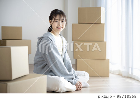 カメラ目線の若い女性　引越しイメージ　ポートレート 98718568