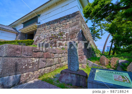 神奈川県小田原市の小田原城址公園の常盤木門を見る 神奈川県小田原市の小田原城址公園の常盤木門を見る 98718624