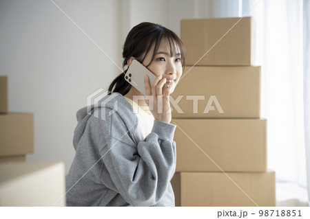 スマートフォンで通話する若い女性　引越しイメージ 98718851