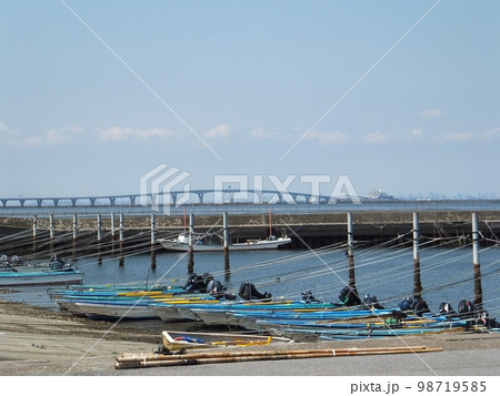 千葉県の漁港から見た東京湾アクアライン 98719585