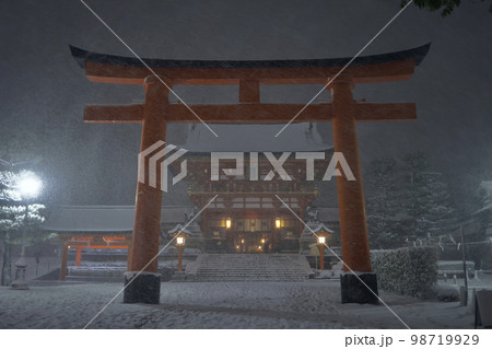 雪化粧した伏見稲荷大社 雪化粧した伏見稲荷大社 98719929