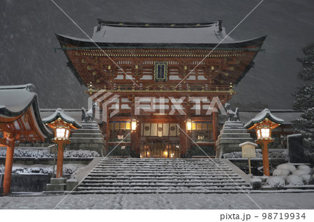 雪化粧した伏見稲荷大社 雪化粧した伏見稲荷大社 98719934