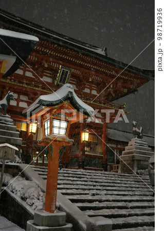 雪化粧した伏見稲荷大社 98719936