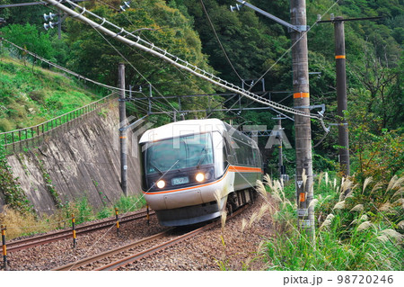 パノラマグリーン車を先頭に長野県木曽郡上松町の中央本線下りを走るワイドビュー特急「しなの」 パノラマグリーン車を先頭に長野県木曽郡上松町の中央本線下りを走るワイドビュー特急「しなの」 98720246