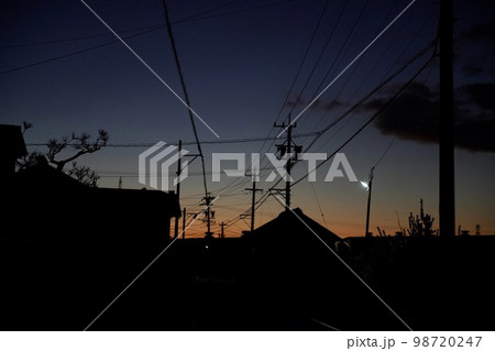 黄昏の街並み 98720247
