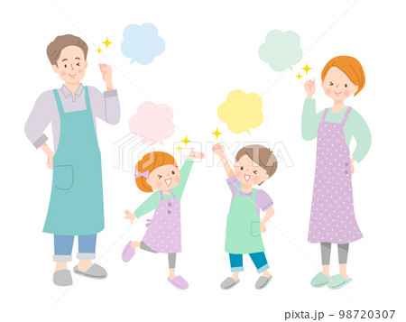 エプロン姿の4人家族のポジティブな表情セット 98720307