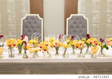 結婚式 テーブル装飾 披露宴会場 高砂 黄色の写真素材 [98721903] - PIXTA