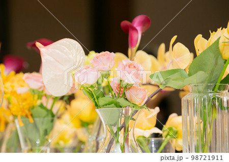 結婚式　テーブル装花　披露宴　黄色イメージ 98721911