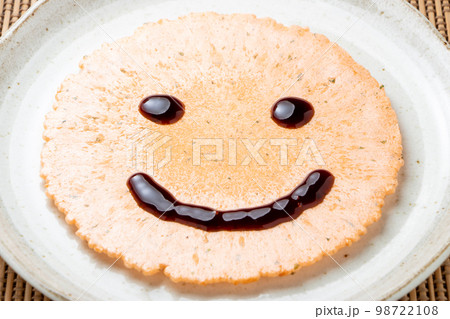 えびせんべいアレンジ。ソースで描いた笑顔。 98722108
