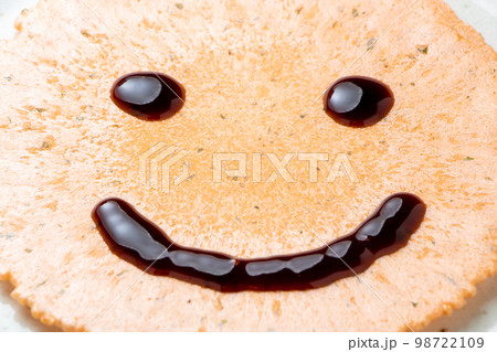 えびせんべいアレンジ。ソースで描いた笑顔。 98722109