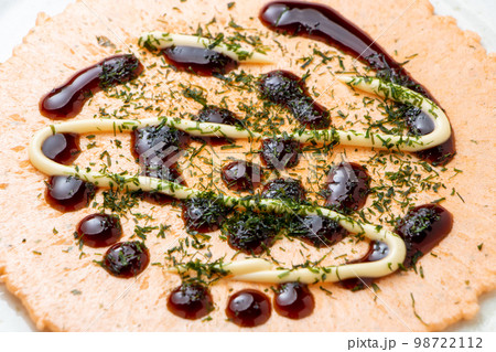 えびせんべいアレンジ。ソースとマヨネーズと青のりでお好み焼き風。 98722112