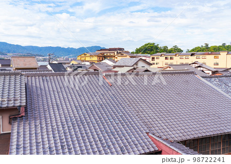 【重要伝統的建築物群保存地区】宮島町 小高い場所から見た東町の街並み 広島県廿日市市 【重要伝統的建築物群保存地区】宮島町 小高い場所から見た東町の街並み 広島県廿日市市 98722241