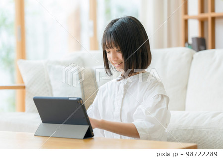 タブレット リビング 女の子 タブレット リビング 女の子 98722289