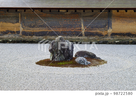 京都　龍安寺の石庭 98722580