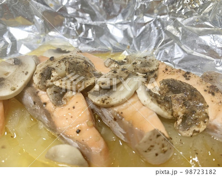 サーモンのホイル焼き　写真素材 98723182