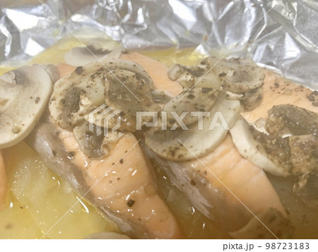 サーモンのホイル焼き　写真素材 98723183