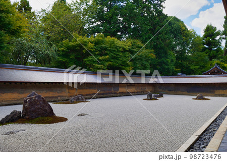 京都　龍安寺の石庭 98723476