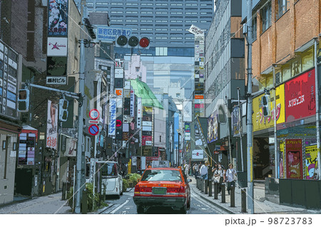 東京新宿の昼間の街並み 98723783