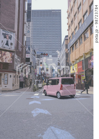 東京新宿の昼間の街並み 98723784