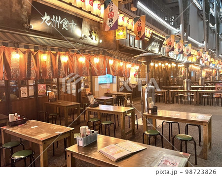 冬の渋谷横丁はお客様がいない 98723826