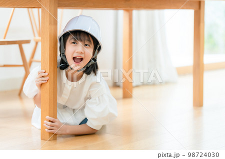 地震 女の子 避難 地震 女の子 避難 98724030