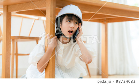 地震 女の子 避難 スマホ 地震 女の子 避難 スマホ 98724033