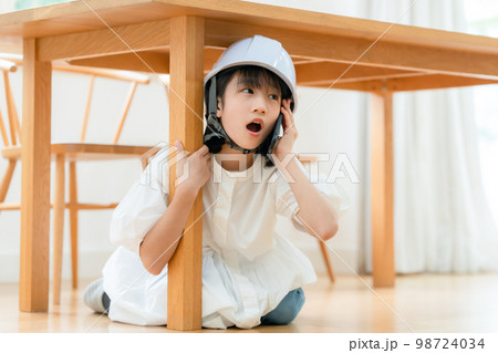 地震 女の子 避難 スマホ 地震 女の子 避難 スマホ 98724034