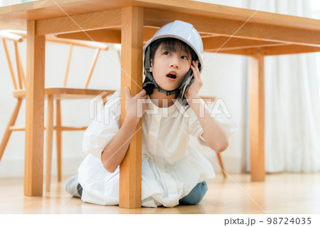 地震　女の子　避難　スマホ 98724035