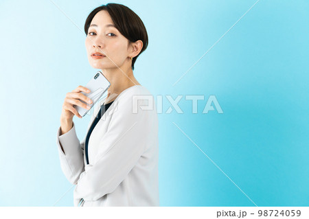 スマートフォンを使う若い女性 ビジネスイメージ スマートフォンを使う若い女性 ビジネスイメージ 98724059