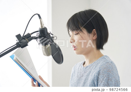 アフレコをする声優の女性 98724566