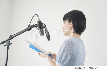 アフレコをする声優の女性 アフレコをする声優の女性 98724582