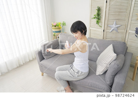 家で腕のセルフ脱毛をする女性 98724624