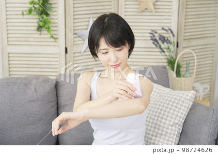 家で腕のセルフ脱毛をする女性 98724626