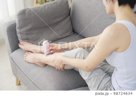 家で足のセルフ脱毛をする女性 家で足のセルフ脱毛をする女性 98724634