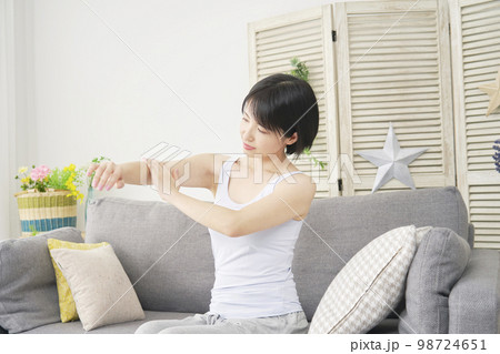 家で腕のスキンケアをする女性 98724651