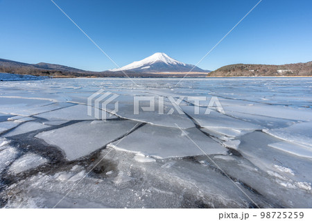 冬の氷結の山中湖　 98725259