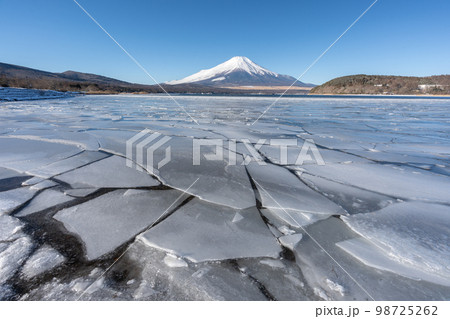 冬の氷結の山中湖　 98725262