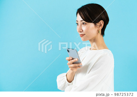 スマートフォンを使う若い女性 ビジネスイメージ スマートフォンを使う若い女性 ビジネスイメージ 98725372