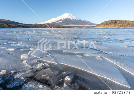 山中湖　氷結　冬　 98725373