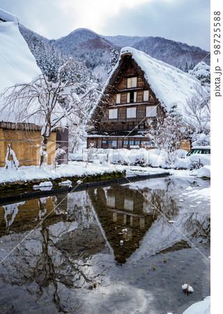 白川郷合掌造り集落　冬 98725588