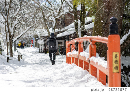 冬の大雪の日、カメラを持って京都大原に旅行にきた一人の中高年男性 98725877
