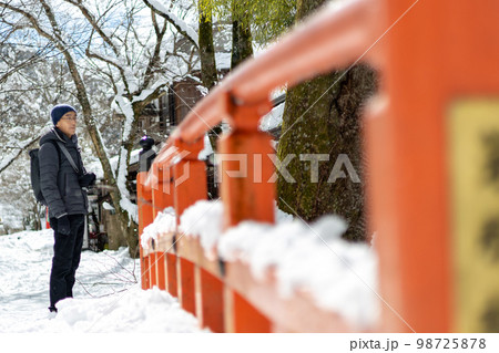 冬の大雪の日、カメラを持って京都大原に旅行にきた一人の中高年男性 98725878