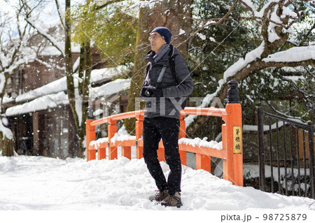 冬の大雪の日、カメラを持って京都大原に旅行にきた一人の中高年男性 冬の大雪の日、カメラを持って京都大原に旅行にきた一人の中高年男性 98725879
