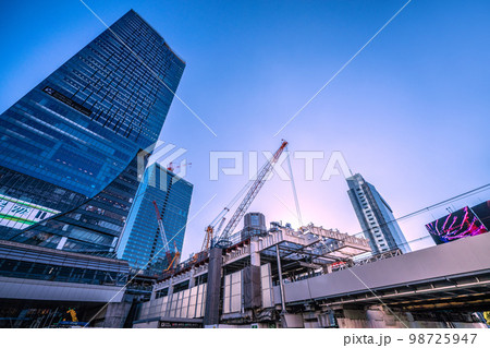 日本の東京都市景観　JR渋谷駅や銀座線渋谷駅、桜丘口再開発のビルなどを望む＝12月29日 98725947
