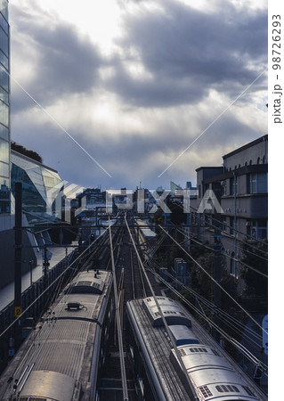 新宿　電車のある風景 98726293