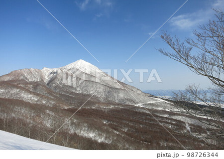 2022年冬の福島県のアルツ磐梯スキー場からの磐梯山 98726344