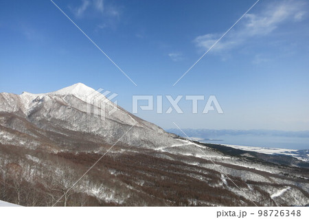 2022年冬の福島県のアルツ磐梯スキー場からの磐梯山 98726348